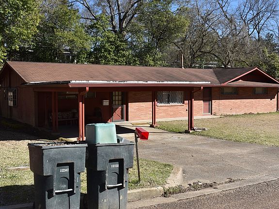 3rd image of 1826 Macarthur Dr