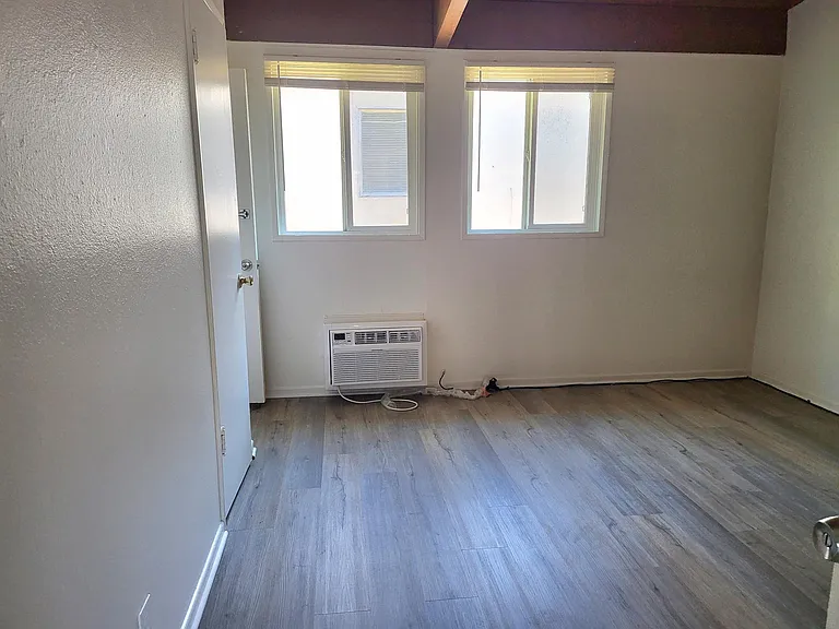 7032 Hawthorn Ave #8 — Photo 7