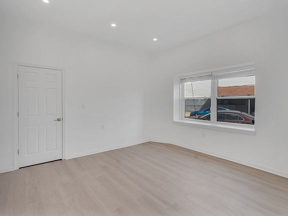 3rd image of 2401 S Alder St Floor 2