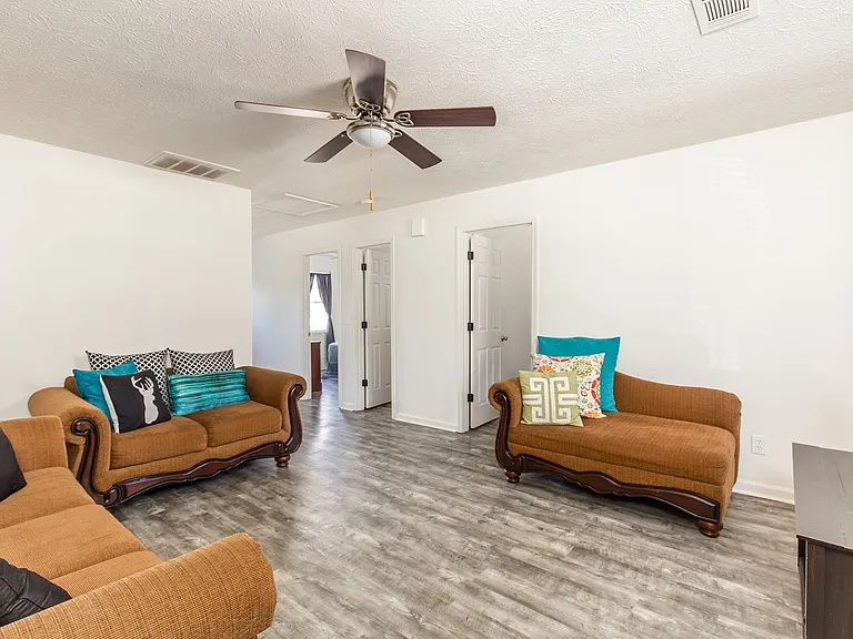 Banks Crossing Apartments — Photo 4