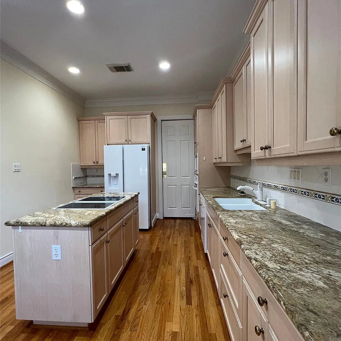 3 bed, 2.5 bath, 2761 sqft, $2,900 — Photo 3