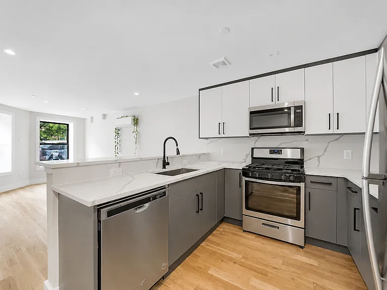 586 Quincy St #HOME — Photo 32