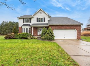 10 Beachridge Dr, East Amherst, NY 14051