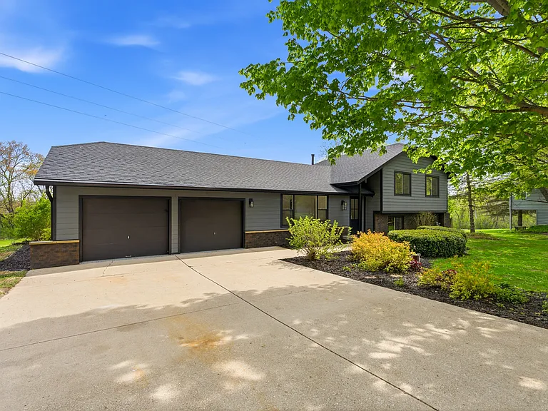 W309S10340 Knoll Ct — Photo 1