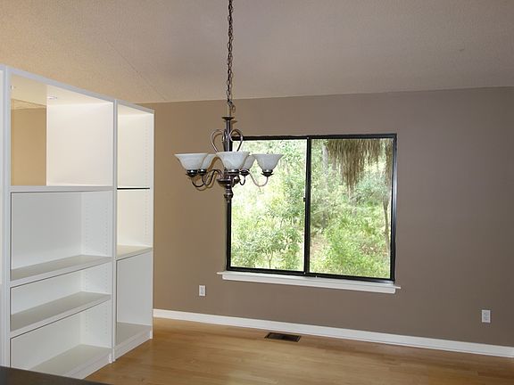 3rd image of 21 Goldfinch Ln
