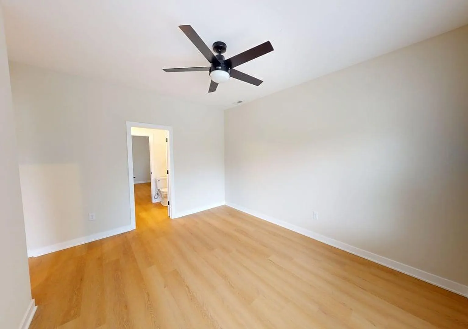 New Build- 6 Bedrooms + 5.5 Baths + 4 Free Off-Street Parking Spots House - Available To See For ... — Photo 4