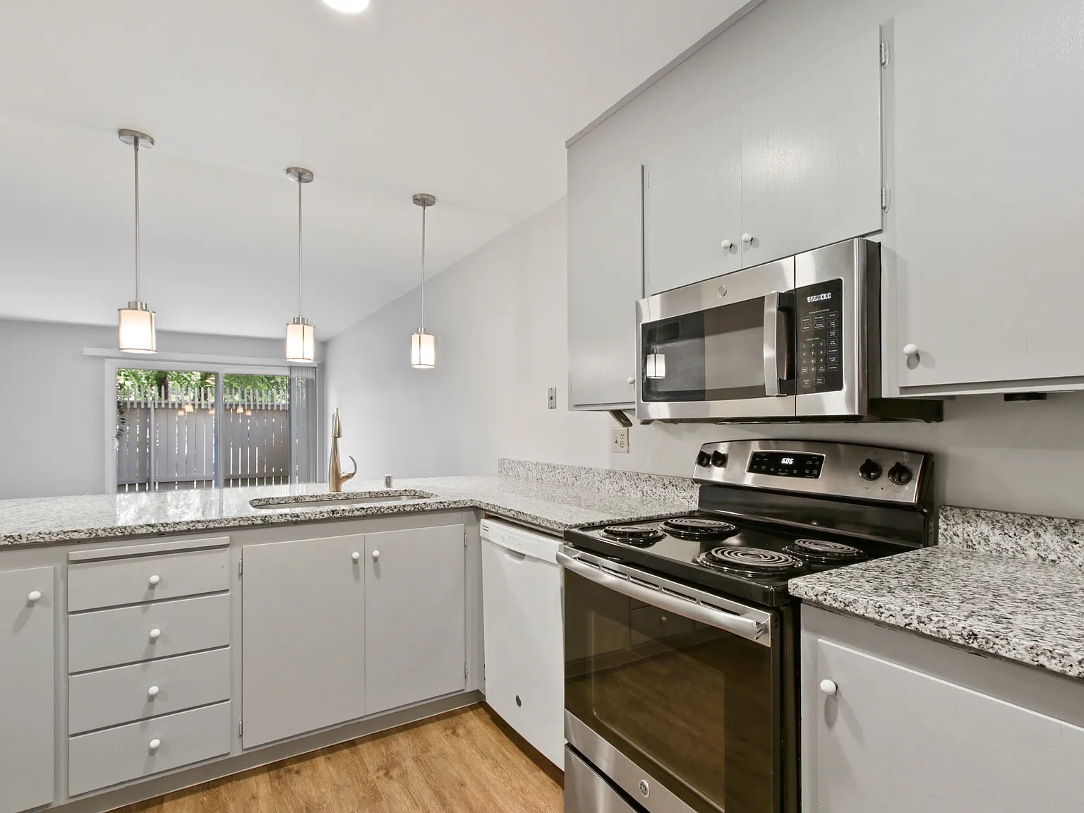 2 bed, 850 sqft, $1,945 — Photo 2