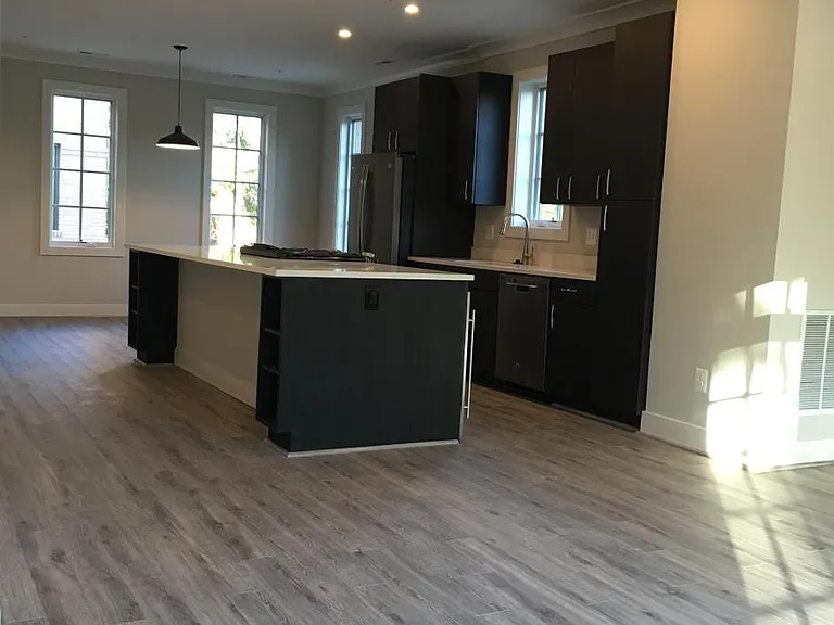 906 N Buchanan St — Photo 2