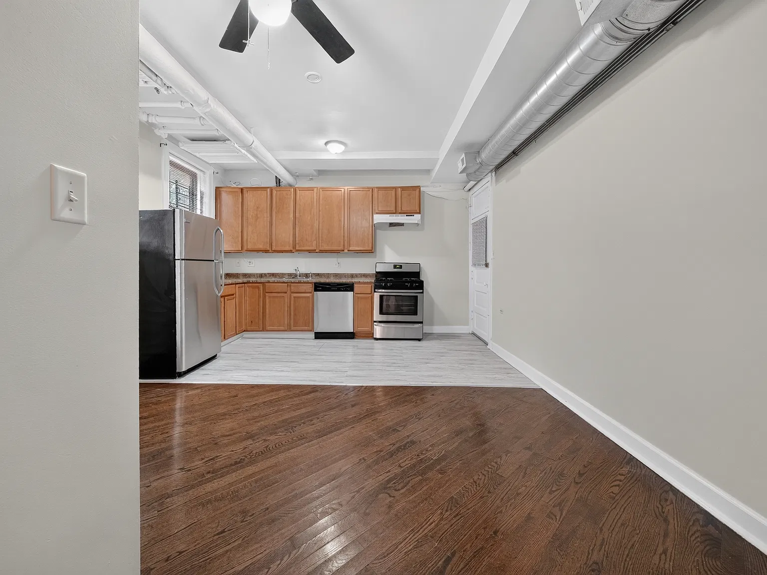 3323 N Lakewood Ave — Photo 1
