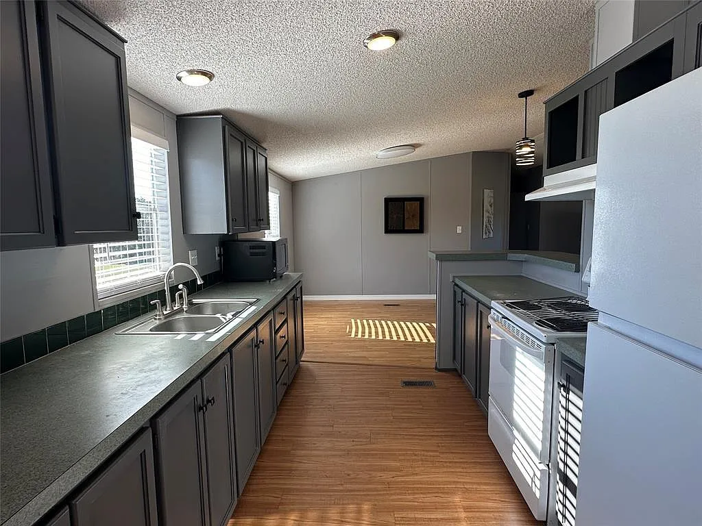 4 bed, 2.0 bath, 1624 sqft, $2,000 — Photo 4