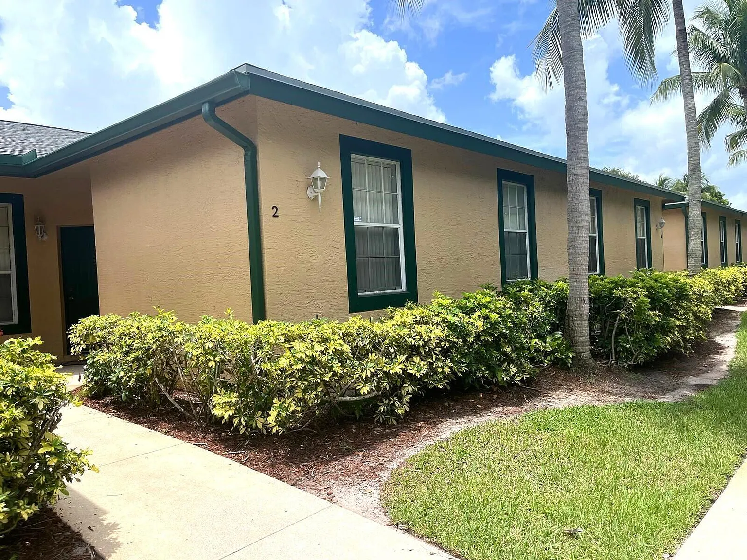 3 bed, 2.0 bath, 1345 sqft, $2,300 — Photo 2