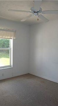 4th image of 426 SW Dalton Cir