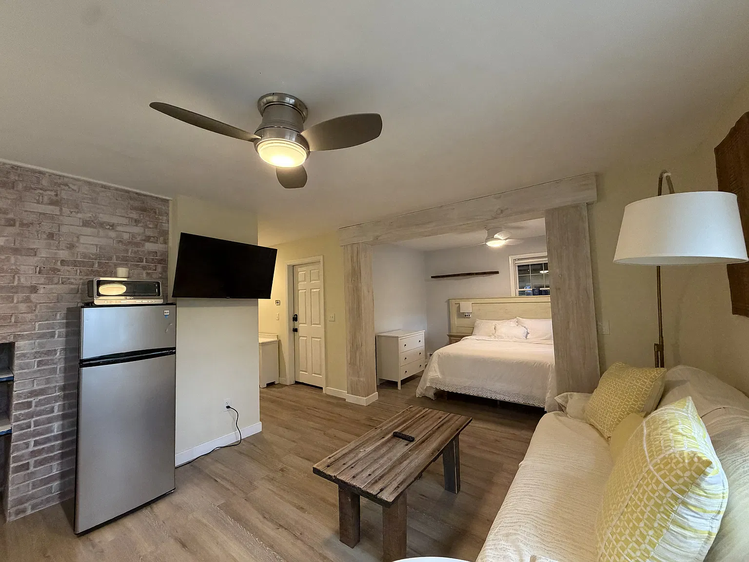 Studio, 1015 sqft, $2,200 — Photo 1