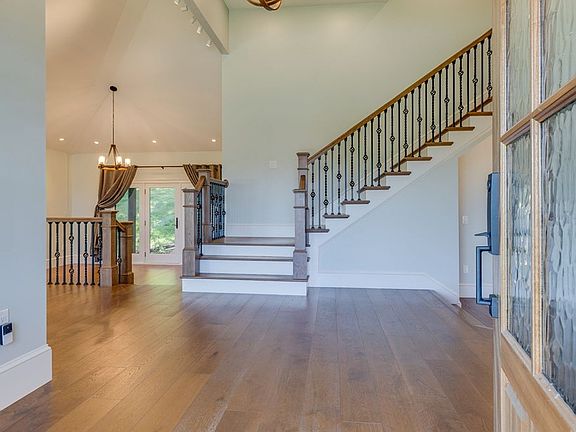 5th image of 390 Winterham Dr