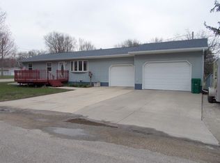 902 4th St NE, Independence, IA 50644