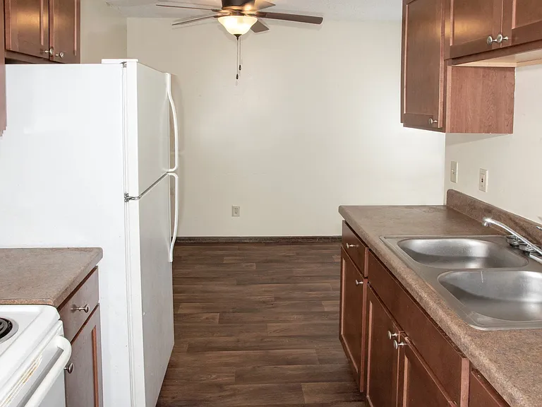 600 10th Ave Apartments — Photo 11