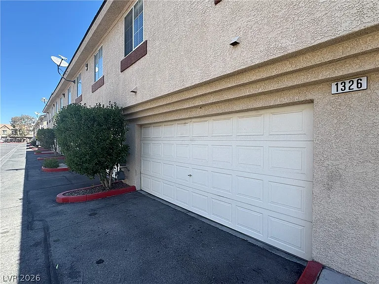 1326 Dusty Creek St — Photo 2