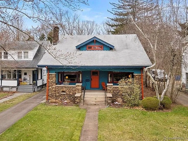 1566 Whitney Ave — Photo 3