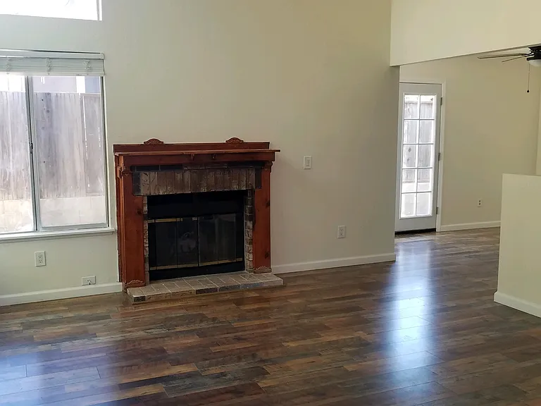 365 Hazelnut Ln — Photo 2