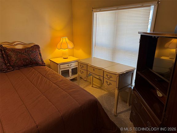 4th image of 304 E Woodrow Pl