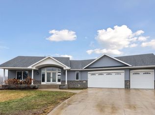 869 Yellowstone Trl, Waconia, MN 55387