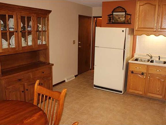5th image of 288 Sussex Dr NE