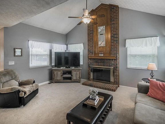 4th image of 290 Hampton Park N