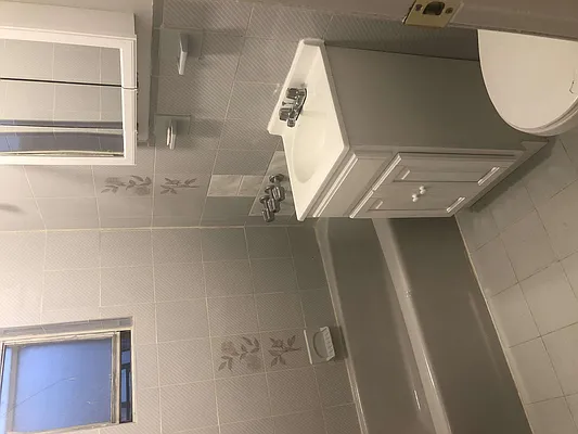 Rented by Realty 2000 Associates Ltd | media 2