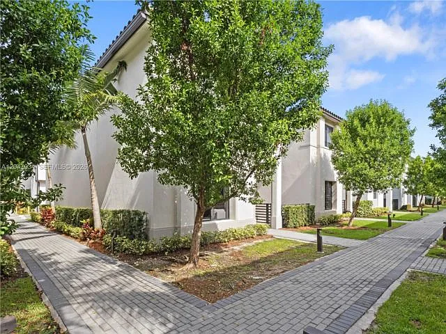 4 bed, 3.5 bath, 2158 sqft, $6,500 — Photo 2