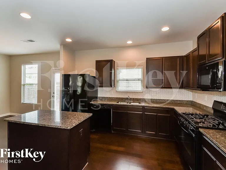 584 Dasheill Ln — Photo 7