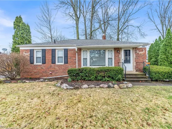 1951 Eaton Dr, Avon, OH 44011
