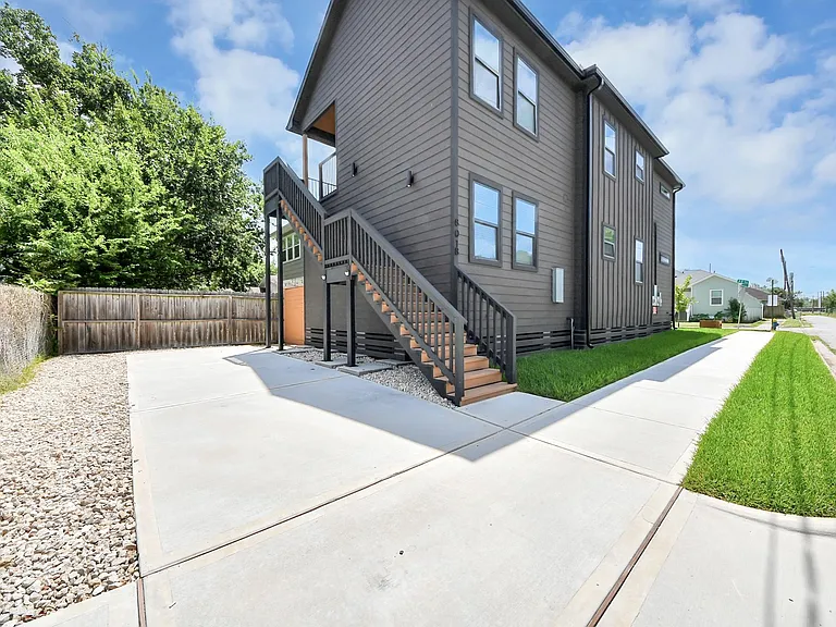 801 E 32nd 1/2 St #B — Photo 34