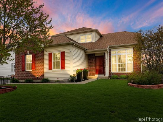 2162 Greenview Dr, Woodstock, IL 60098