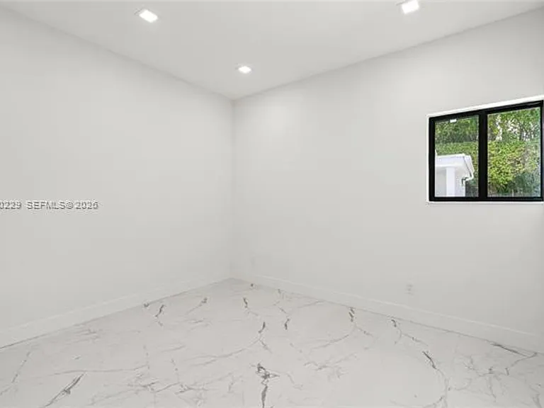 112 E 1st Ct — Photo 54