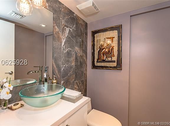5th image of 2901 S Bayshore Dr APT 18C