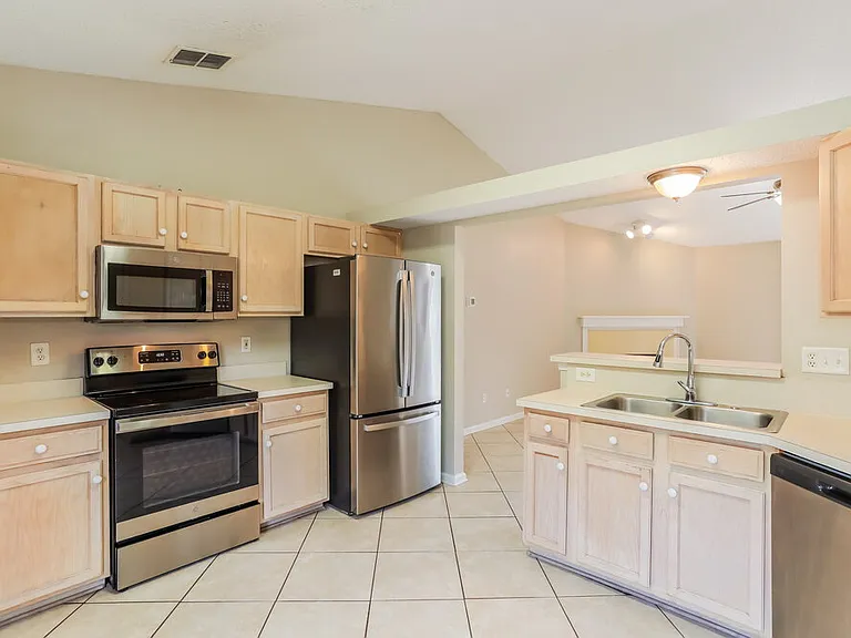 8137 Leafcrest Dr — Photo 9