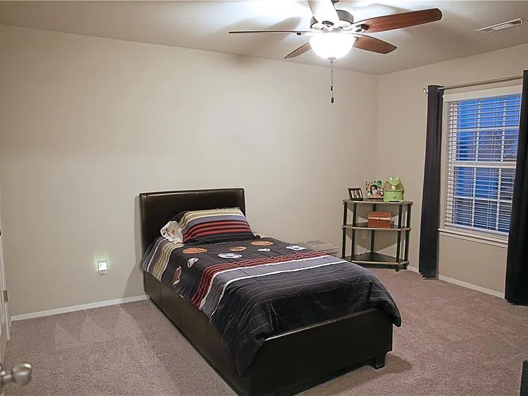 801 SW Loudon Dr — Photo 6
