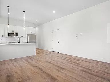 4th image of 2203 N Hamilton Ave #201