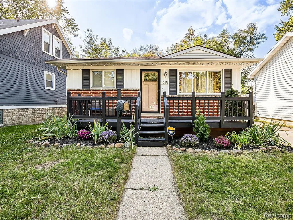 3 bed, 1.0 bath, 994 sqft, $1,950 — Photo 2