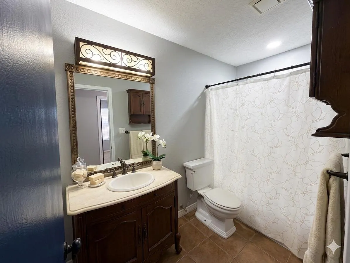 3 bed, 1354 sqft, $2,000 — Photo 2