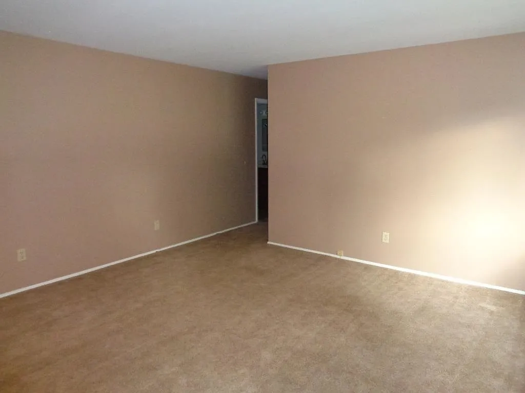 3 bed, 3.0 bath, 1120 sqft, $1,600 — Photo 3