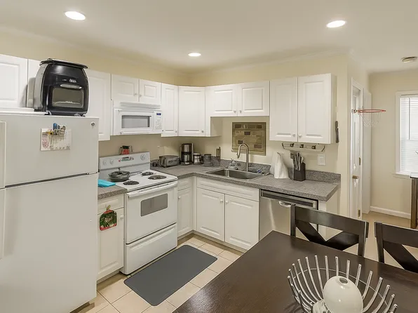 3383 Whitney Ave APT C, Hamden, CT 06518