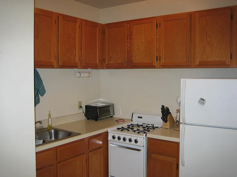 894 Grand Ave — Photo 2