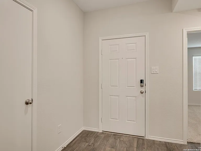 728 Armadillo Dr — Photo 4