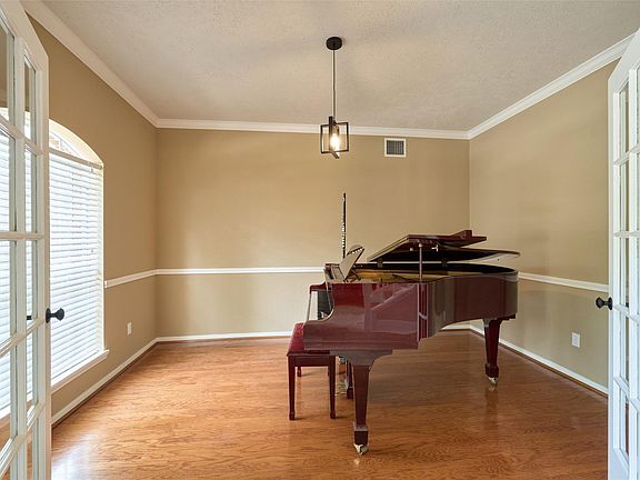 4th image of 28130 Laura Ct