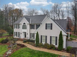 17400 Red Fox Trl, Chagrin Falls, OH 44023