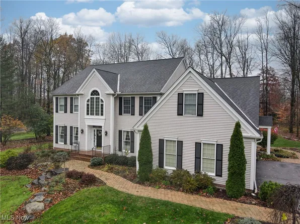 17400 Red Fox Trl, Chagrin Falls, OH 44023