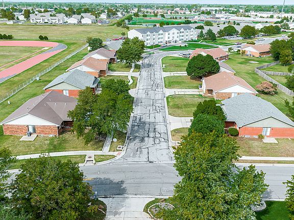 2nd image of 320 N Country Acres Ave