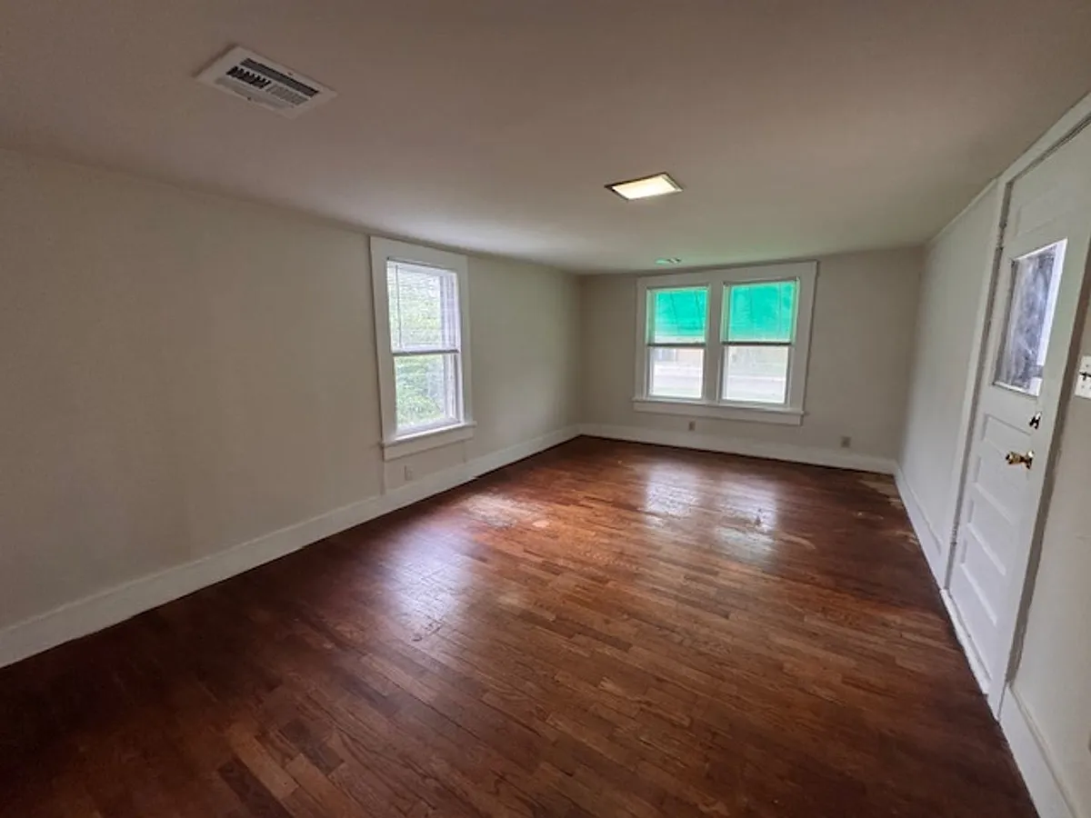 Building Photo - 528 N Lahoma Ave