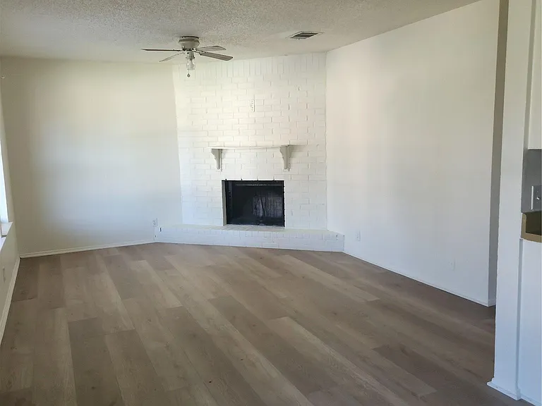 905 Fieldwood Dr #B — Photo 3